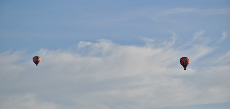 Luchtballonnen en sluierwolken