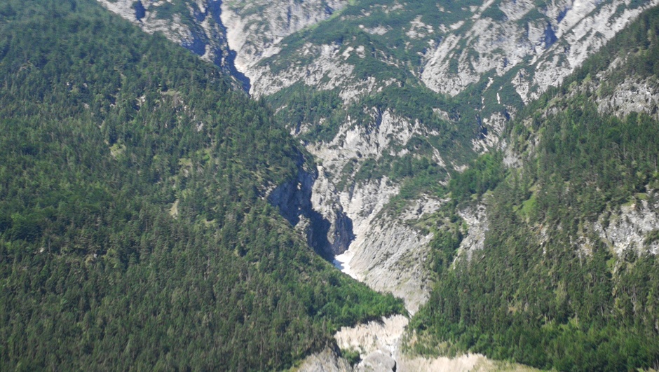 Lijkt op satellietfoto maar is kijkje tegen de Alpen aan 