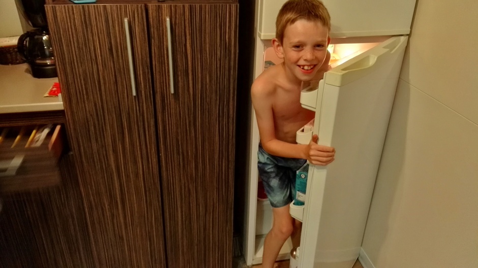 Zo zoekt mijn zoon altijd verkoeling. Kont in de koelkast ðŸ˜‚ Hittegolf Rome 2017