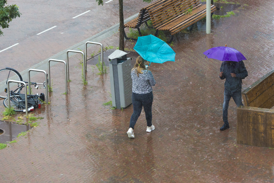 Hevige regenbuien in Den Haag
