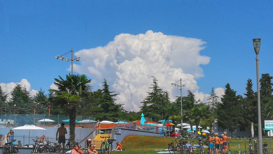 De wolken stapelen hoger en hoger boven de camping in IstriÃ«