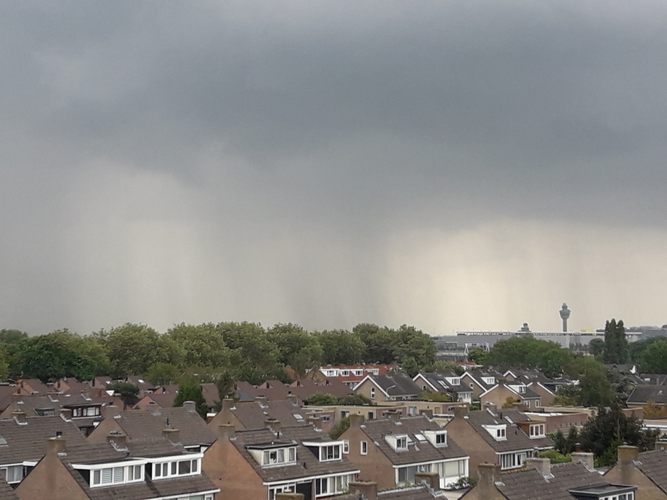 Zware regenbui boven Schiphol  2 augustus  2019