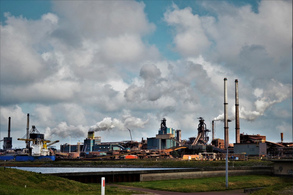 Zon /Stapelwolken Boven Tata Steel In Ijmuiden