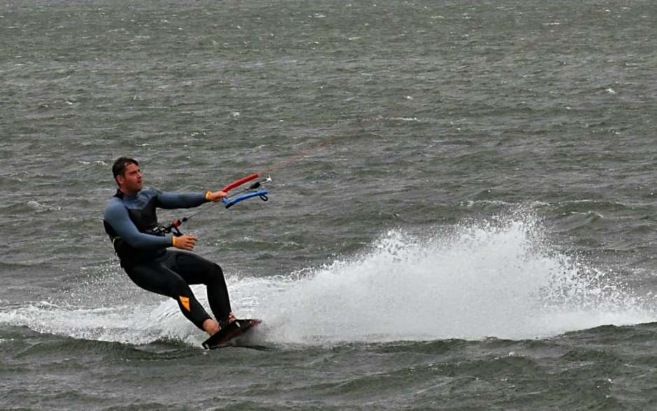 Kitesurfer op het Veluwemeer. 