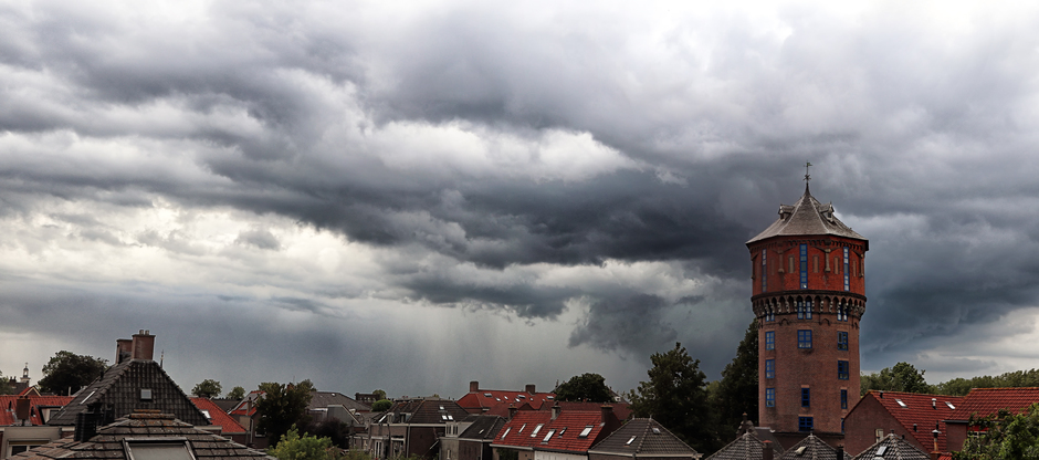 Panorama dreigende wolken boven Gorinchem