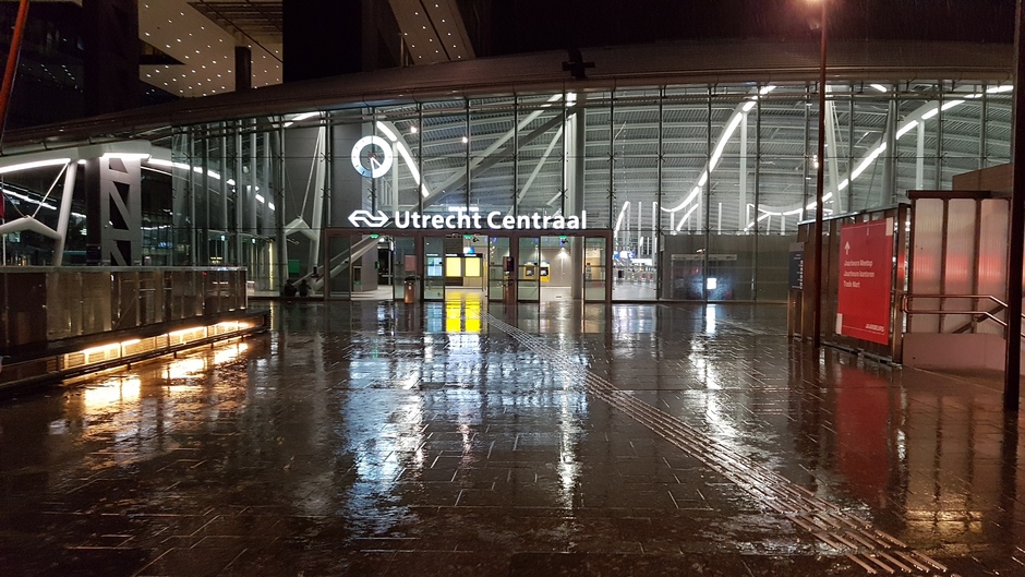 Regenachtig Utrecht CS om 4.20 uur 