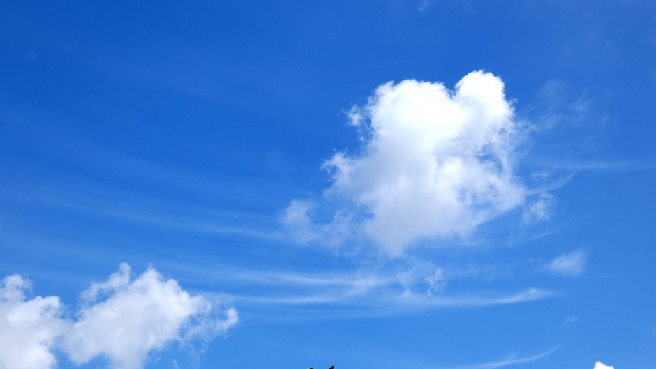 prachtige wolkenpartijen tegen een blauwe lucht