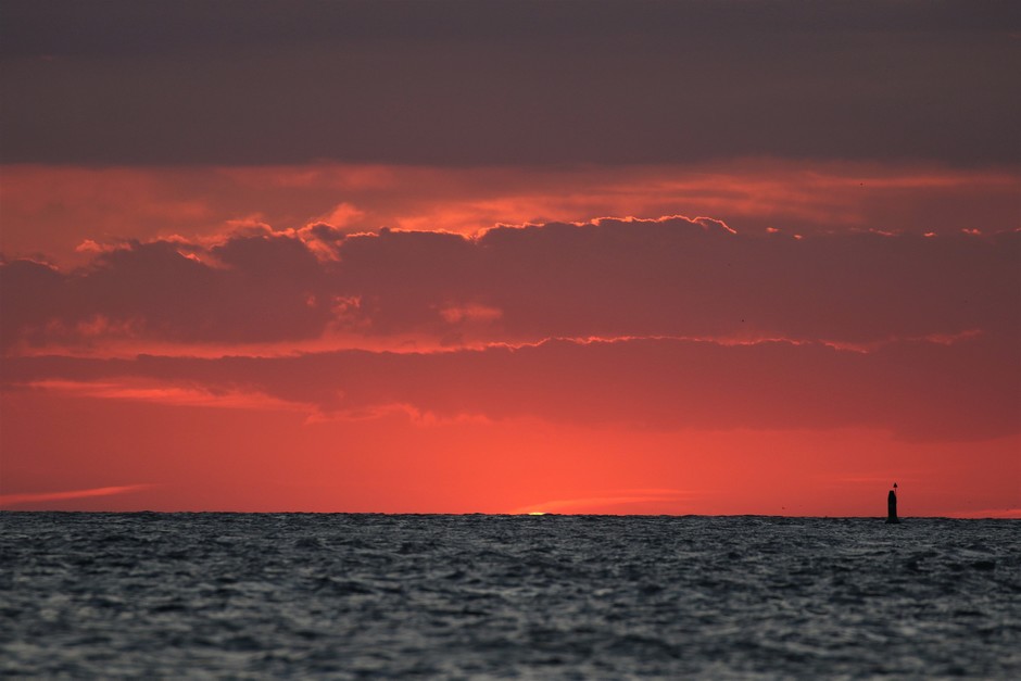 20190815 Sunset bij Kamperland, met een mooie oranje zon boven de zee, met de allerlaatste zonnestraal