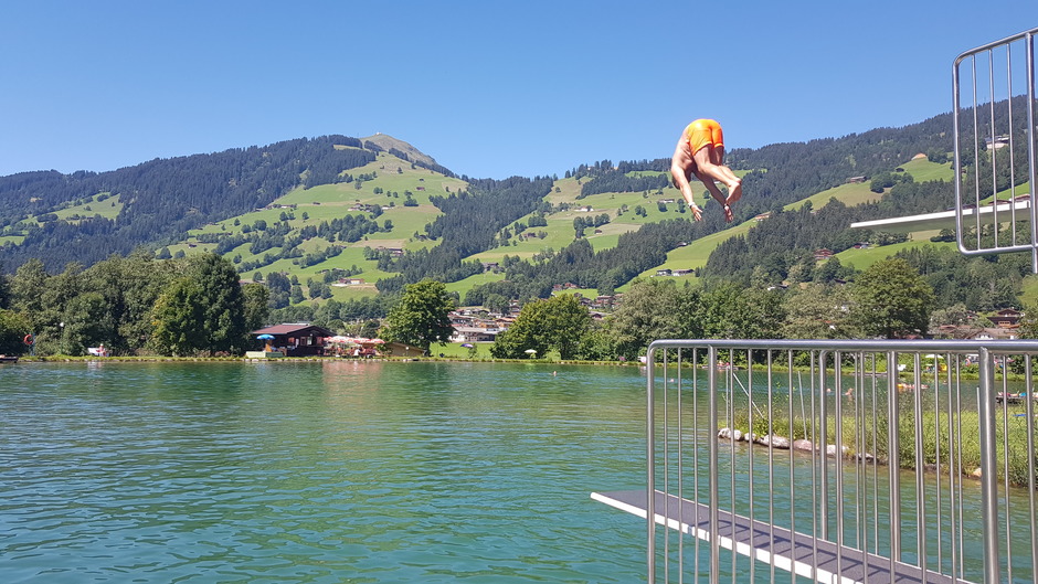 Verfrissende duik in Brixen im Thale