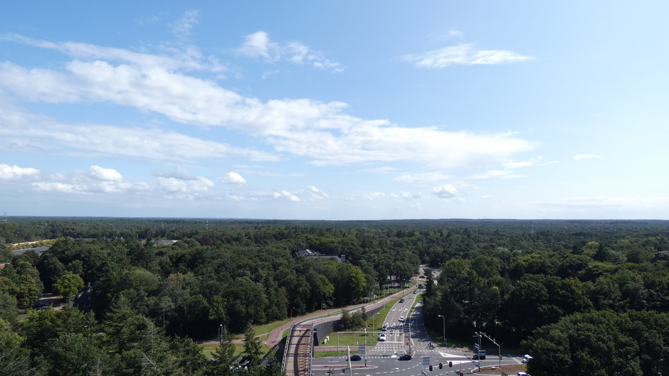 De lucht in Oostelijke richting boven de bossen van Veluwe