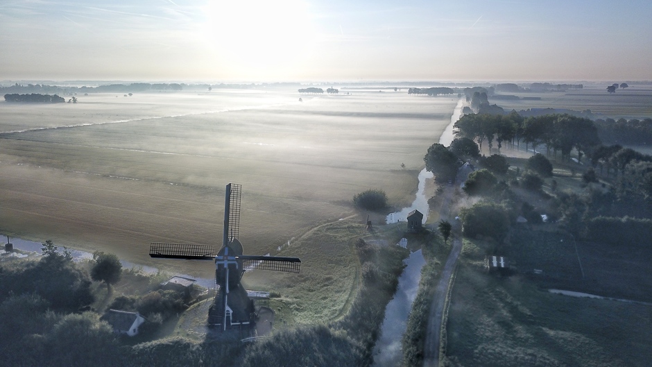 Drone mist molen polder