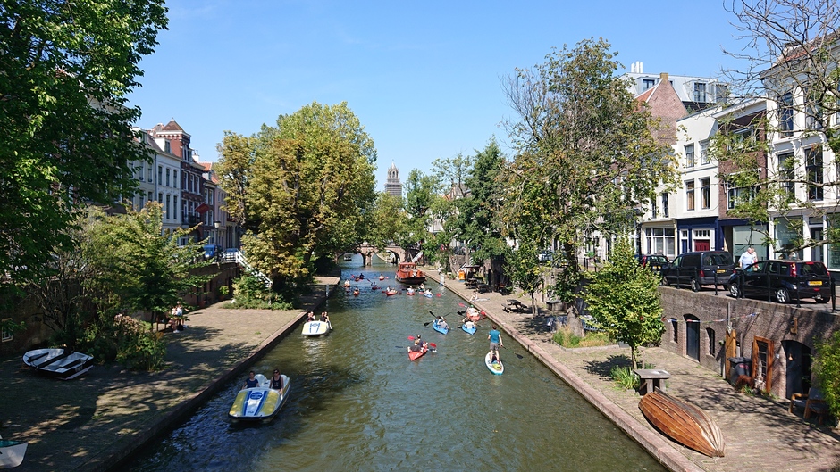 Drukte op het water van de Oude Gracht in Utrecht