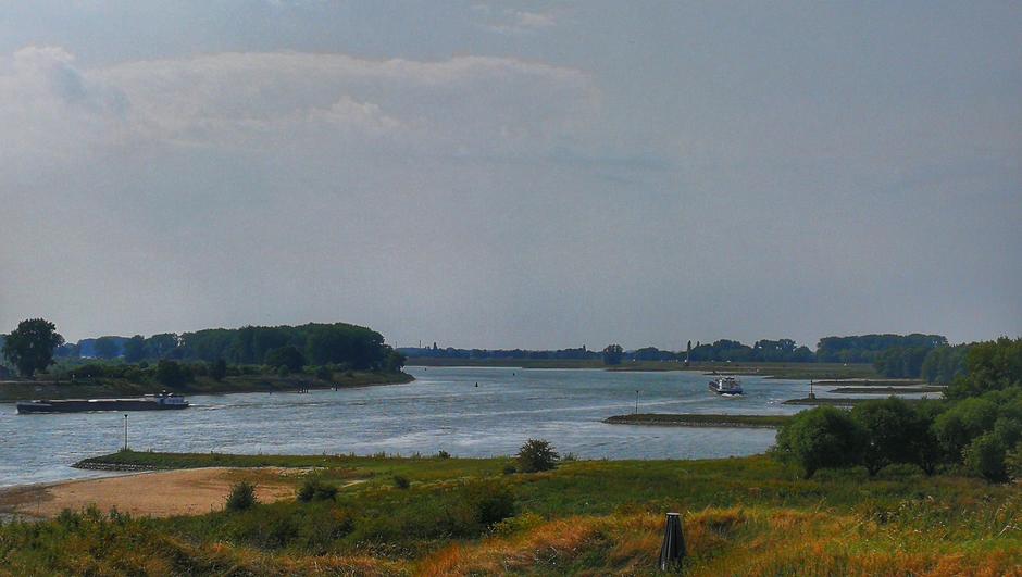 Uit in eigen dorp  vandaag genieten van het uitzicht vanaf Fort Pannerden richting splitsing van Rijn in Waal en Pannerdensch kanaal