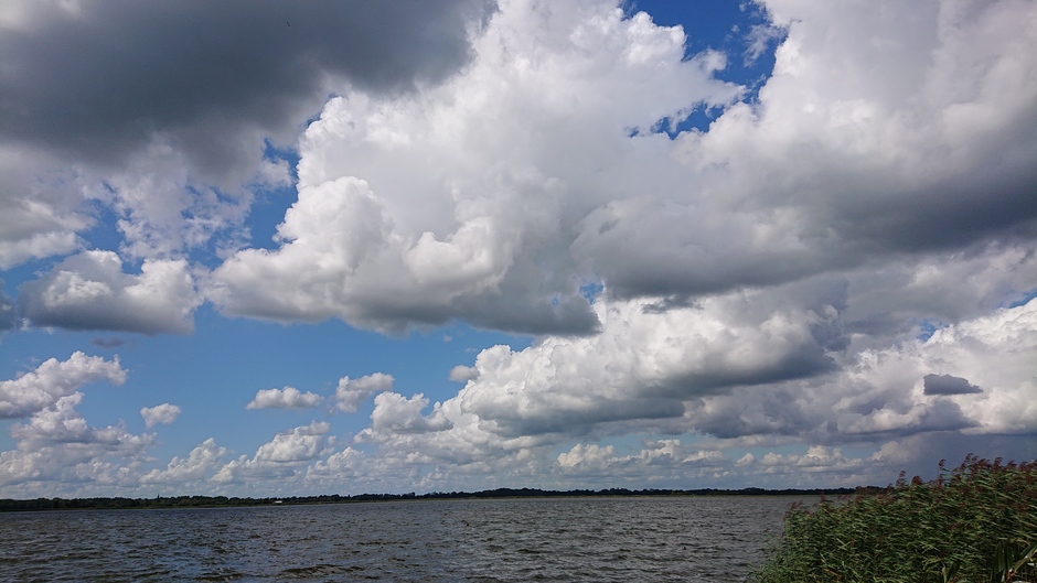 Prachtige Hollandse Wolkenluchten boven de Loosdrechtse plassen