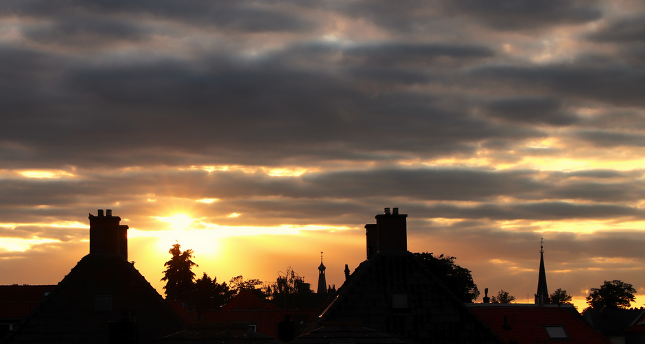 Stralende zonsondergang boven Gorinchem