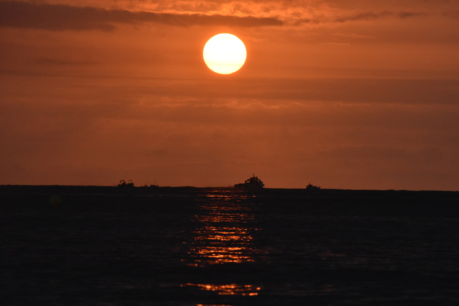 Zons opkomts in Albir spanje aan de zee