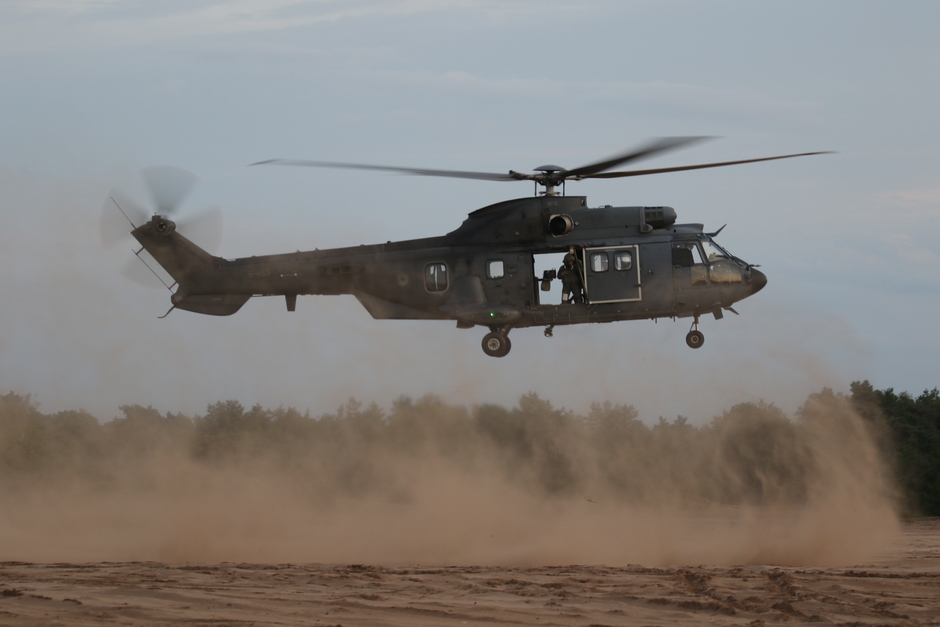 20190909 Cougar helicopter van de Koninklijke Luchtmacht  tijdens zonsondergang aan het werk op een zandvlakte
