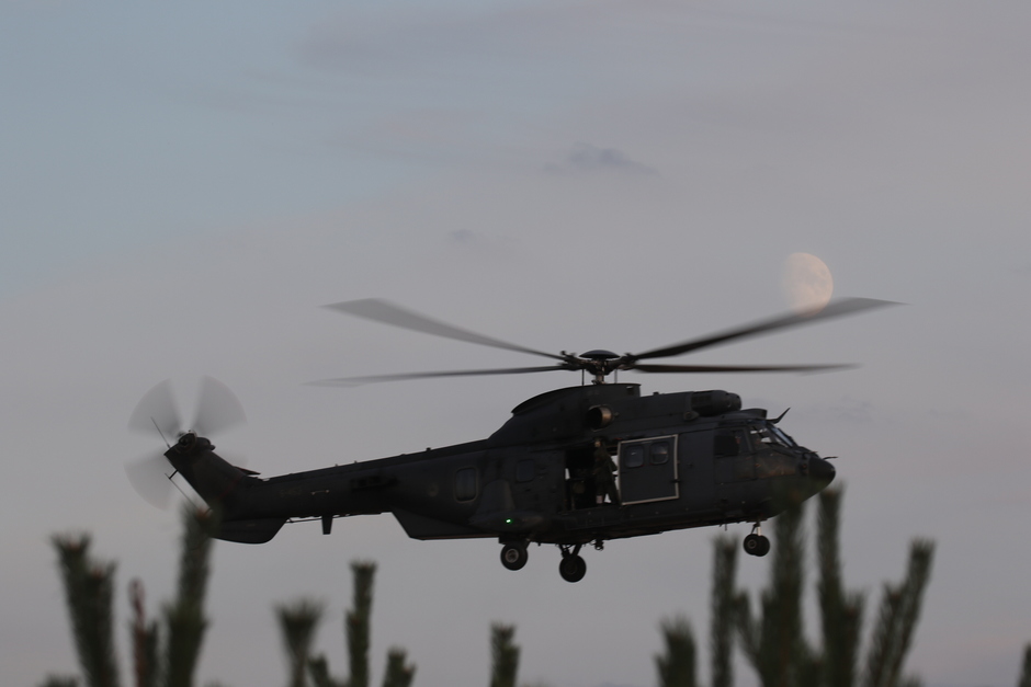 20190909 Luchtmacht helicopter op de hei bij zonsondergang, en ook nog een beetje een mooncrosser