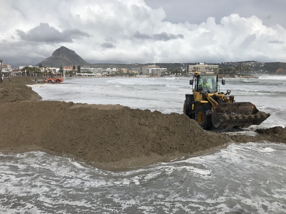Gota frÃ­a (DANA) in JÃ¡vea, bouw van dijk op strand