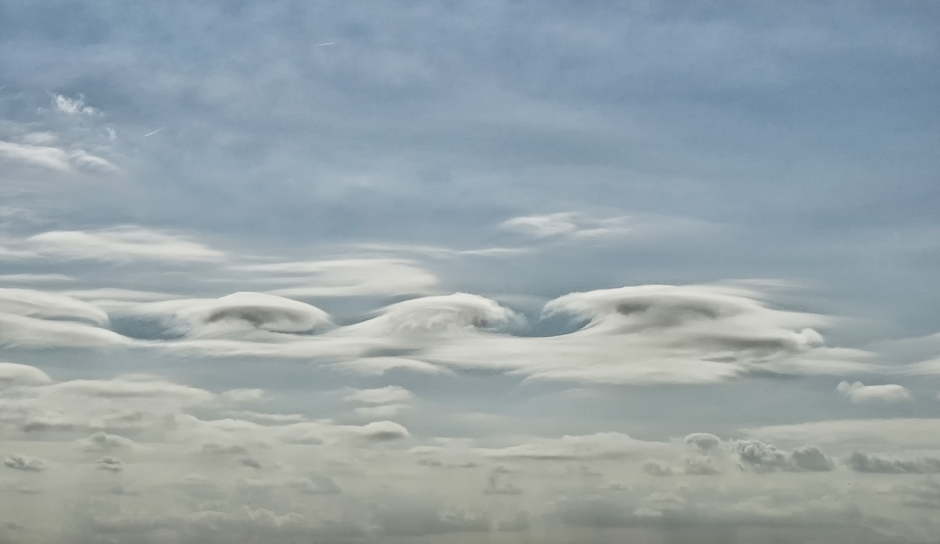 Bijzondere wolken boven de duinen! Kelvin Helmholtz? 12:00 uur