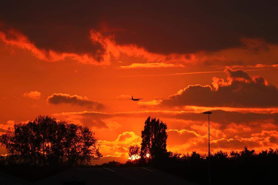 20190912 Oranje zonsondergang met een C-130 Hercules van de Koninklijke Luchtmacht