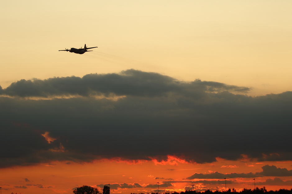20190912 Oranje zonsondergang met een C-130 Hercules van de Koninklijke Luchtmacht