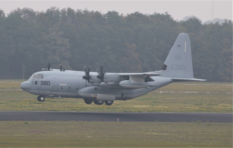 20190916 C-130 Hercules van het Amerikaanse Marine Corps tijdens de landing op vlb Eindhoven, bij grijs regenachtig weer. De grijze camouflage van het toestel past prima bij het grijze weer