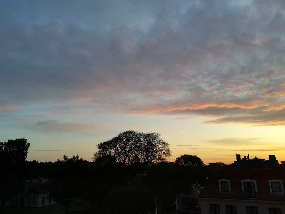 Mooie lucht tijdens zonsopkomst op Schiermonnikoog