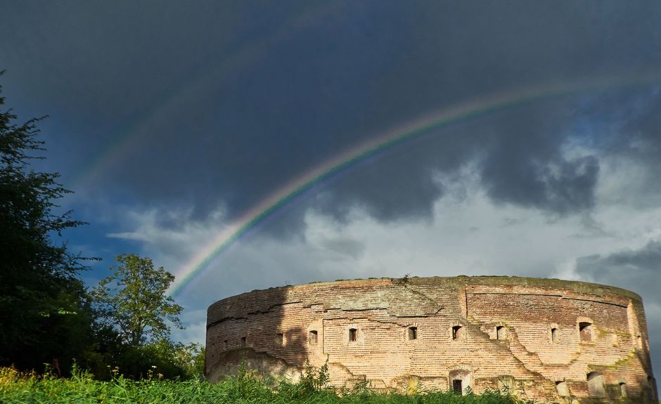 Regenboog boven een oud fort