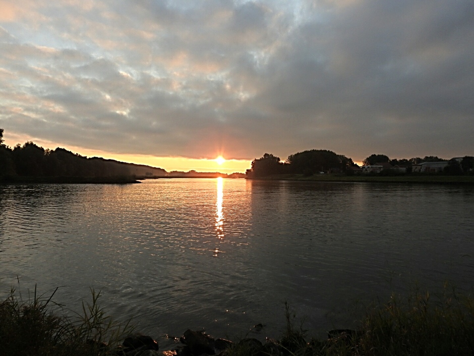 Fw: Prachtige zonsopkomst in Renkum op de Rijn