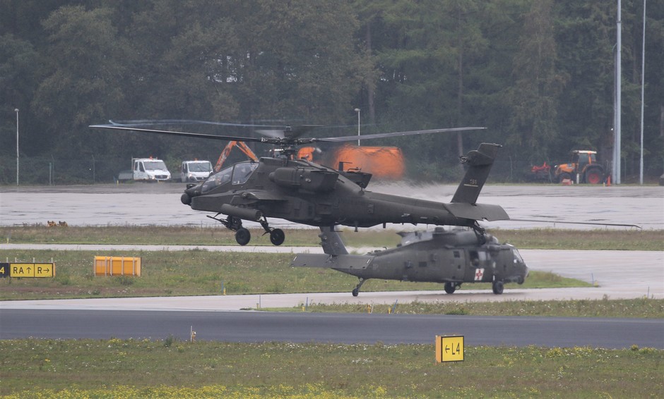 20191011 Amerikaanse helicopters maken een tussenlanding op vlb Eindhoven, op weg vanuit Duitsland naar de Rotterdamse haven