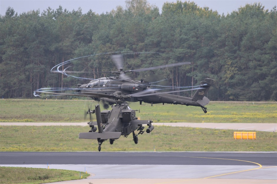 20191015 Amerikaanse helicopters vertrekken vanaf vlb Eindhoven naar Rotterdam. Vanwege de vochtige de komt er een mooie vortex om de rotorbladen