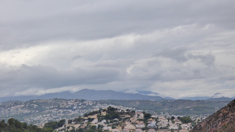 laag hangende bewolken richting de Jalon vallei