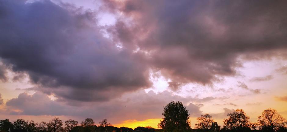 Kleurrijk en wolken bij zonsondergang 