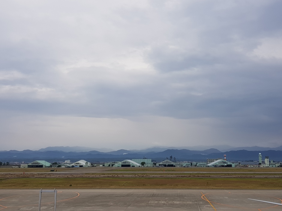 20191029 bewolkt weer in Japan, Komatsu vliegveld 
