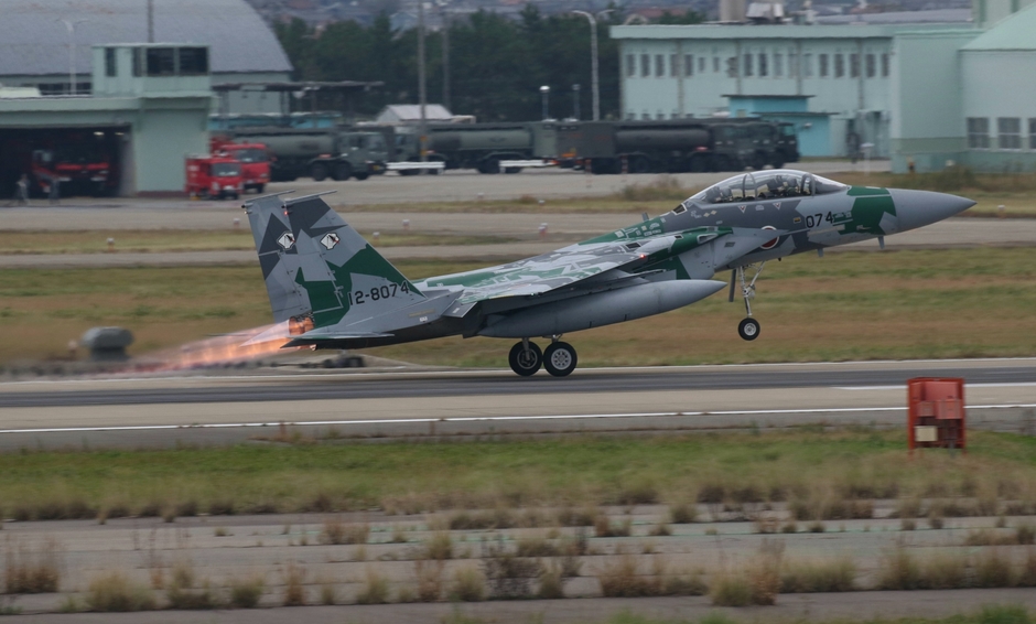 20191029 Een F-15 van de Japanse luchtmacht op vliegveld Komatsu vertrekt met de naverbrander aan