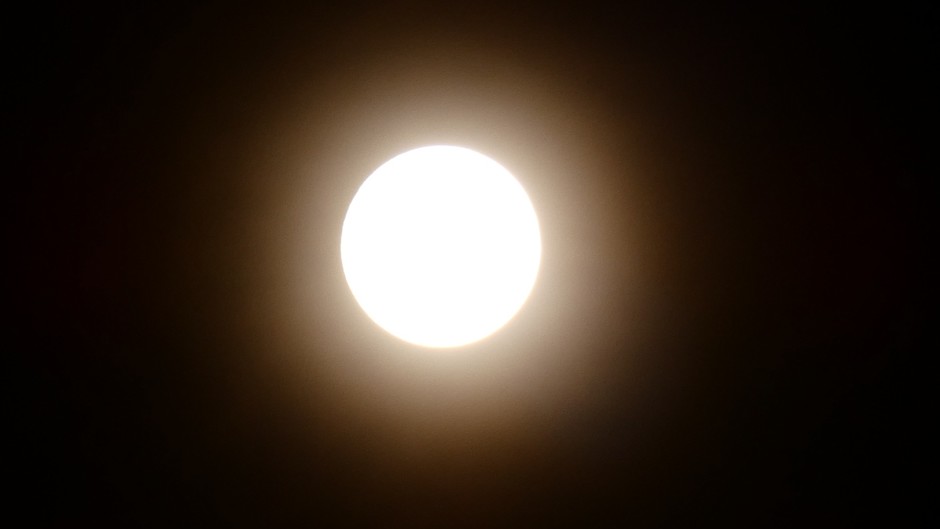 Corona rondom de Volle maan vannacht