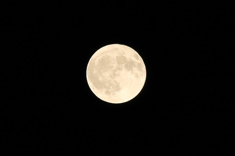 Volle maan op een heldere hemel