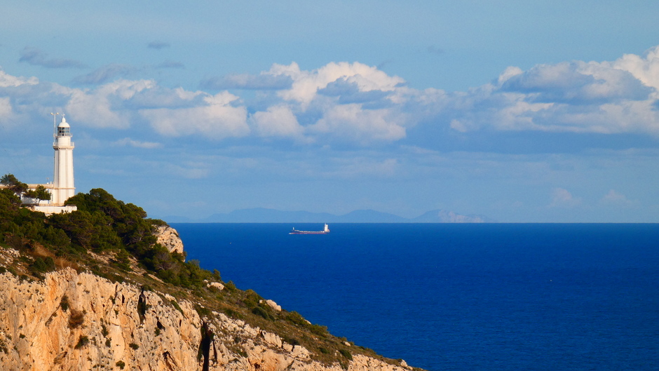 Cap La Nao boven de boot zie je  Ibiza 100 km