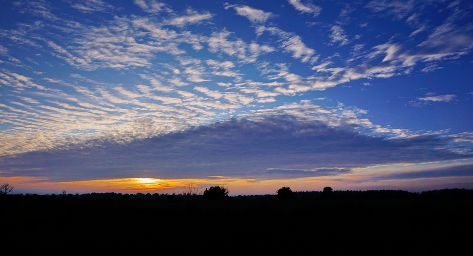 Een Zonsondergang met fraaie Wolkenluchten vanavond  op de Heide