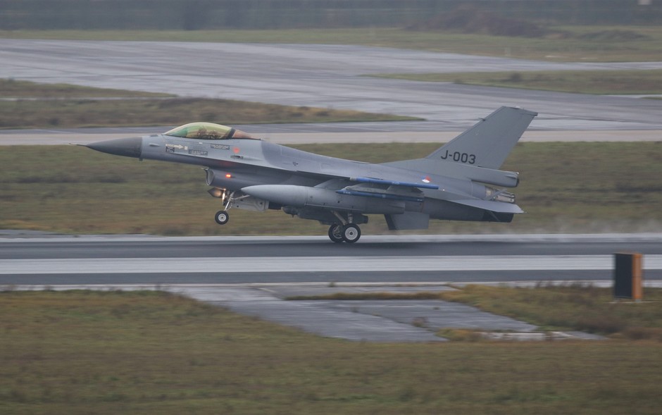 20191206 Bij grijs en regenachtig weer zijn vanmorgen 3 F-16 geland op vlb Eindhoven (afkomstig van vlb Volkel)