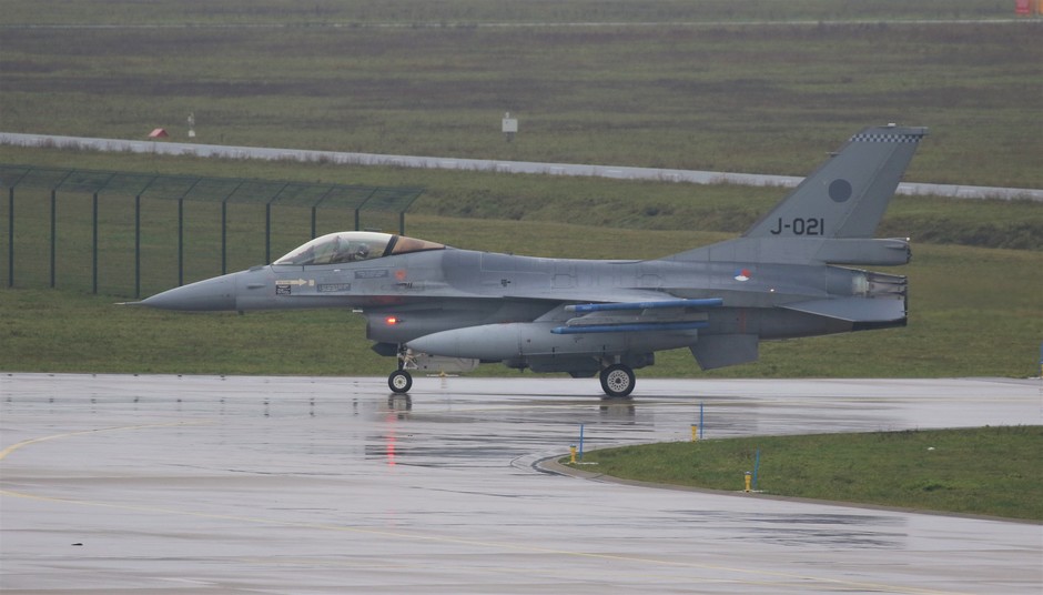 20191206 Bij grijs en regenachtig weer zijn vanmorgen 3 F-16 geland op vlb Eindhoven (afkomstig van vlb Volkel)