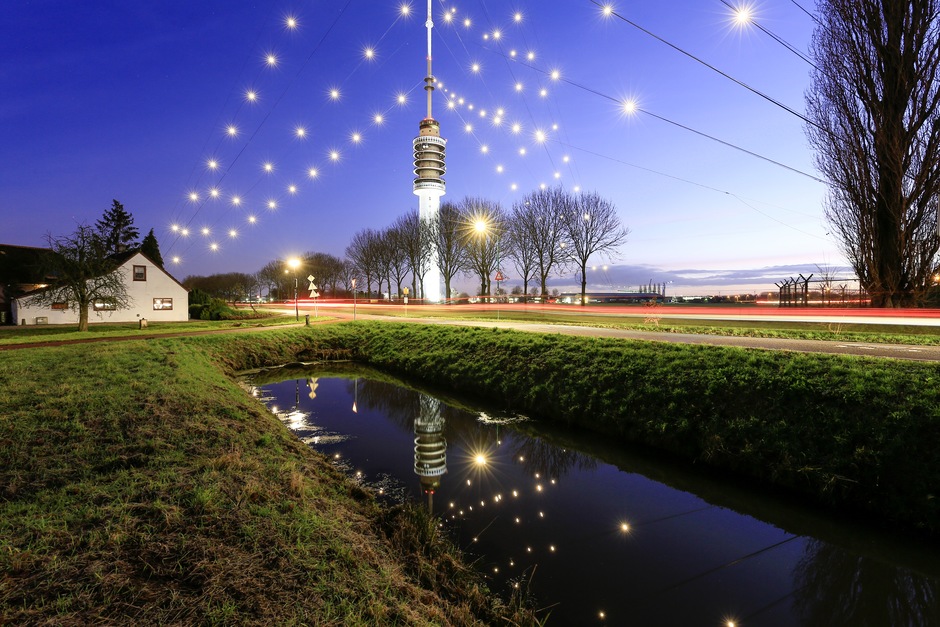 De grootste â€œkerstboomâ€ van Nederland is weer opgetuigd. 
