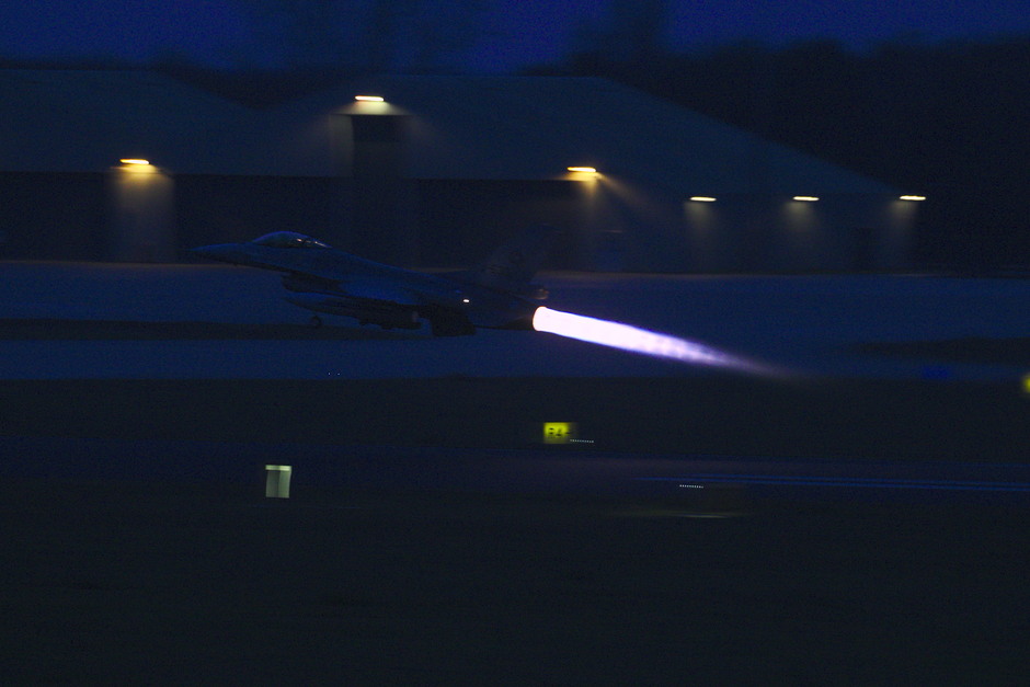 20191211 Avondvliegen van F-16s van de Koninklijke Luchtmacht op vlb Eindhoven, deze vliegtuigen zijn hier deze week tijdelijk gebaseerd