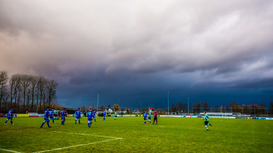 Donkere wolken boven het voetbalveld vanmiddag