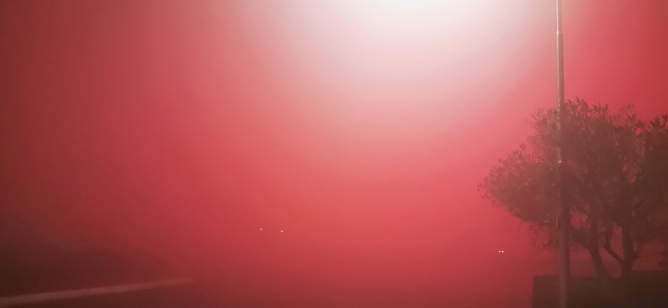 Kleurrijke luchten door de mist icm vuurwerk 