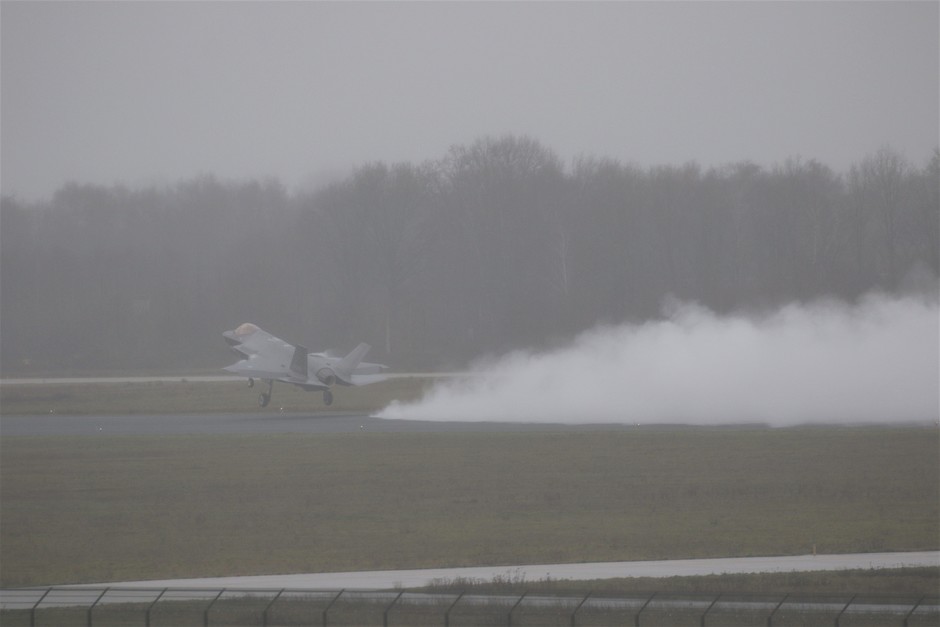 20200110 Een F-35 van de Koninklijke Luchtmacht heeft een bezoek gebracht aan vlb Eindhoven. Dit was de eerste keer dat een F-35 bij daglicht een touch-and-go heeft gemaakt op vlb Eindhoven. Het toest
