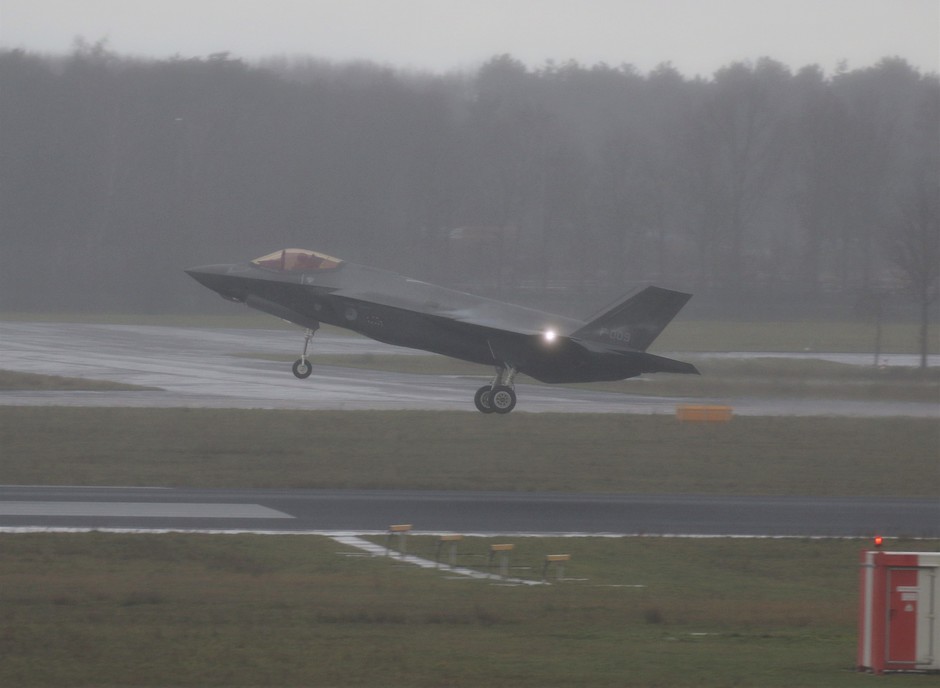 20200110 Een F-35 van de Koninklijke Luchtmacht heeft een bezoek gebracht aan vlb Eindhoven. Dit was de eerste keer dat een F-35 bij daglicht een touch-and-go heeft gemaakt op vlb Eindhoven.