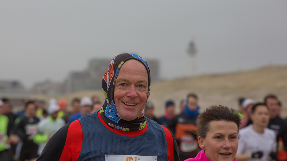 Het was bitterkoud bij de start van de marathon in Egmond aan Zee-