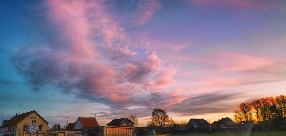 Roze wolken bij zonsopkomst 